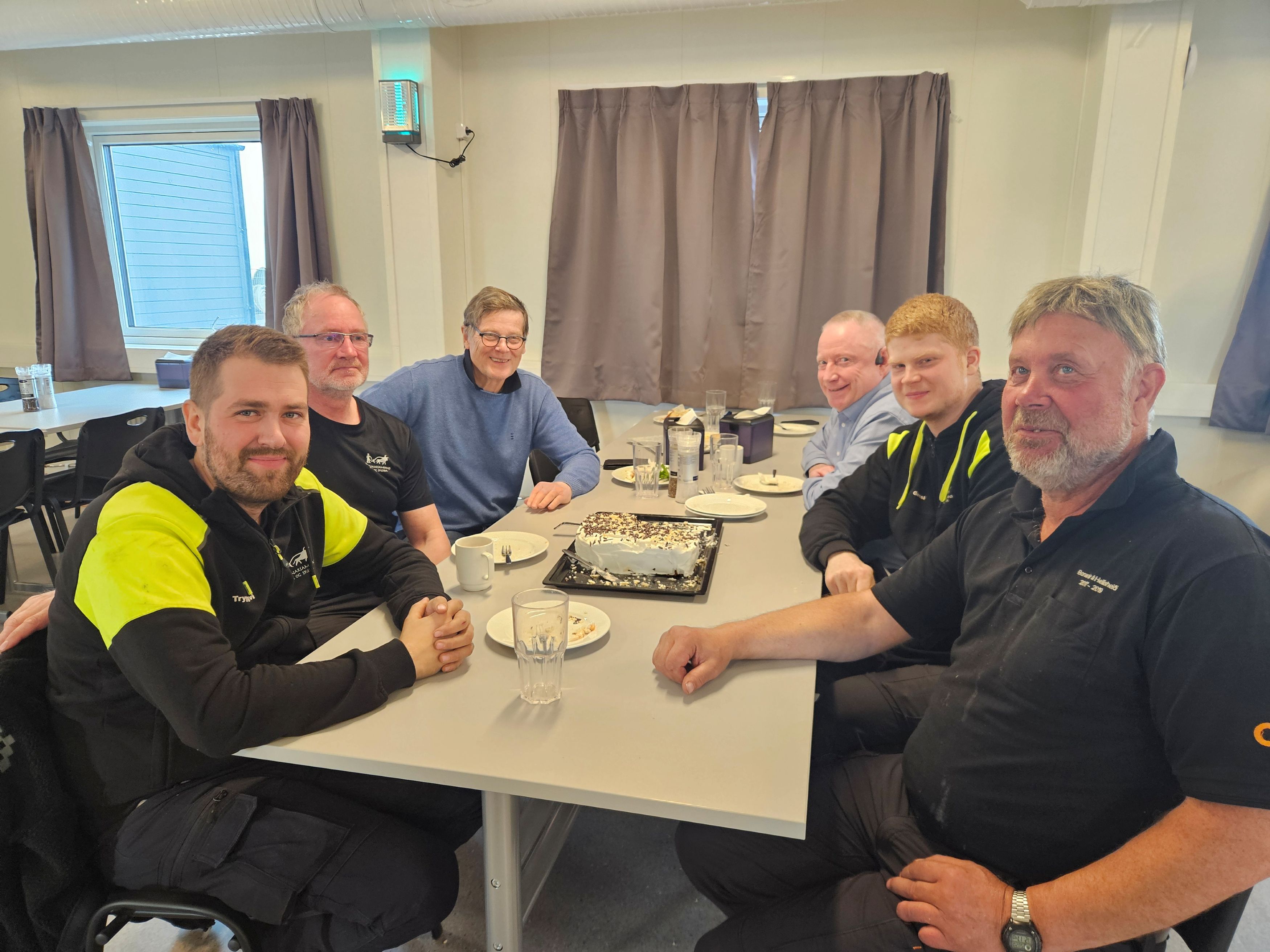 Mikilvægum áfanga lokið og fagnað með köku. Frá vinstri: Tryggvi Berg Tómasson, Svanur Hilmarsson, Þorsteinn Már Baldvinsson, Helgi Leifsson, Garðar Örn Sigurfinnsson og Hjalti S. Hafsteinsson.