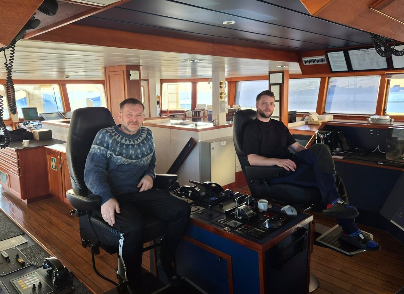 Hjörtur Valsson skipstjóri og Daníel Halldórsson yfirvélstjóri í brúnni á Bjarna Ólafssyni.