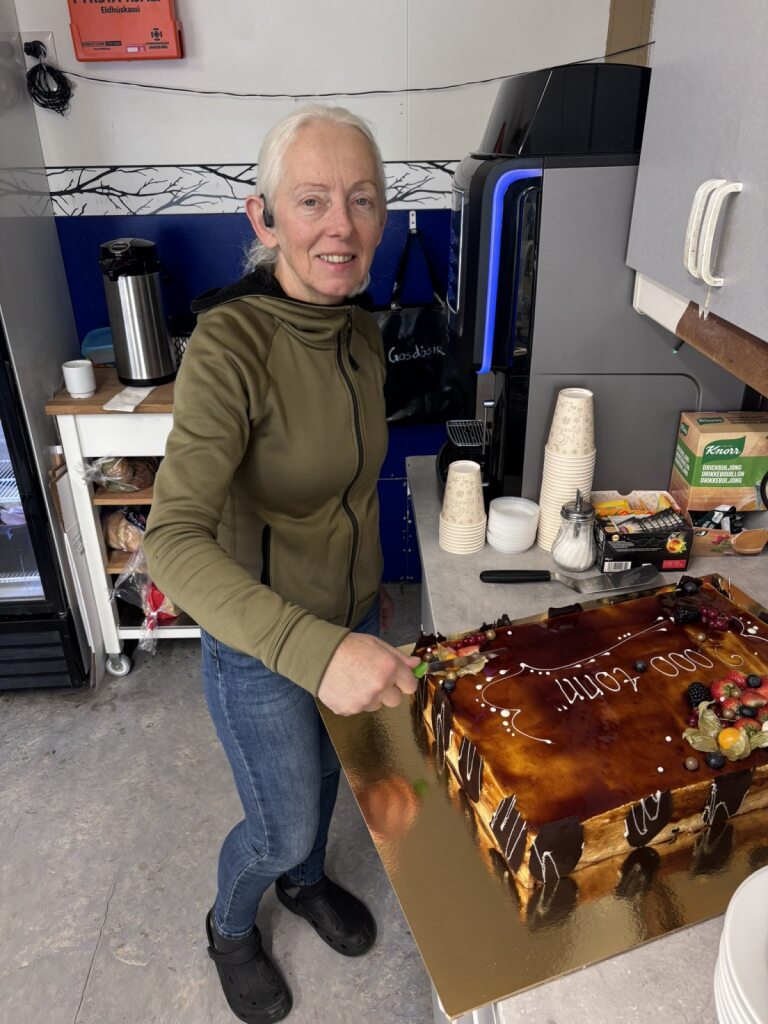 Olga Gísladóttir sker kökuna góðu