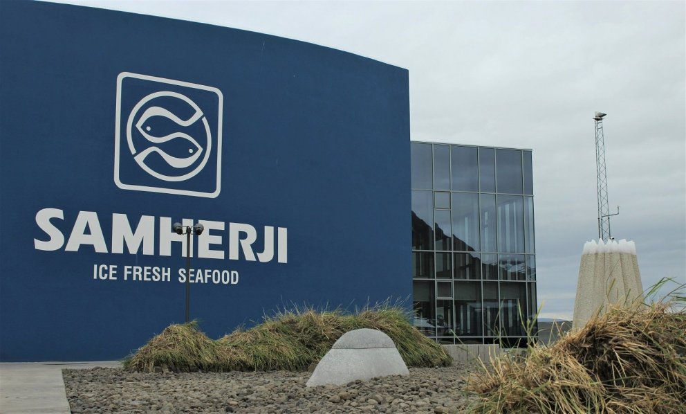 Fiskvinnsluhús Samherja á Dalvík. Í forgrunni er nýtt listaverk Brynhildar Þorgeirsdóttur, 