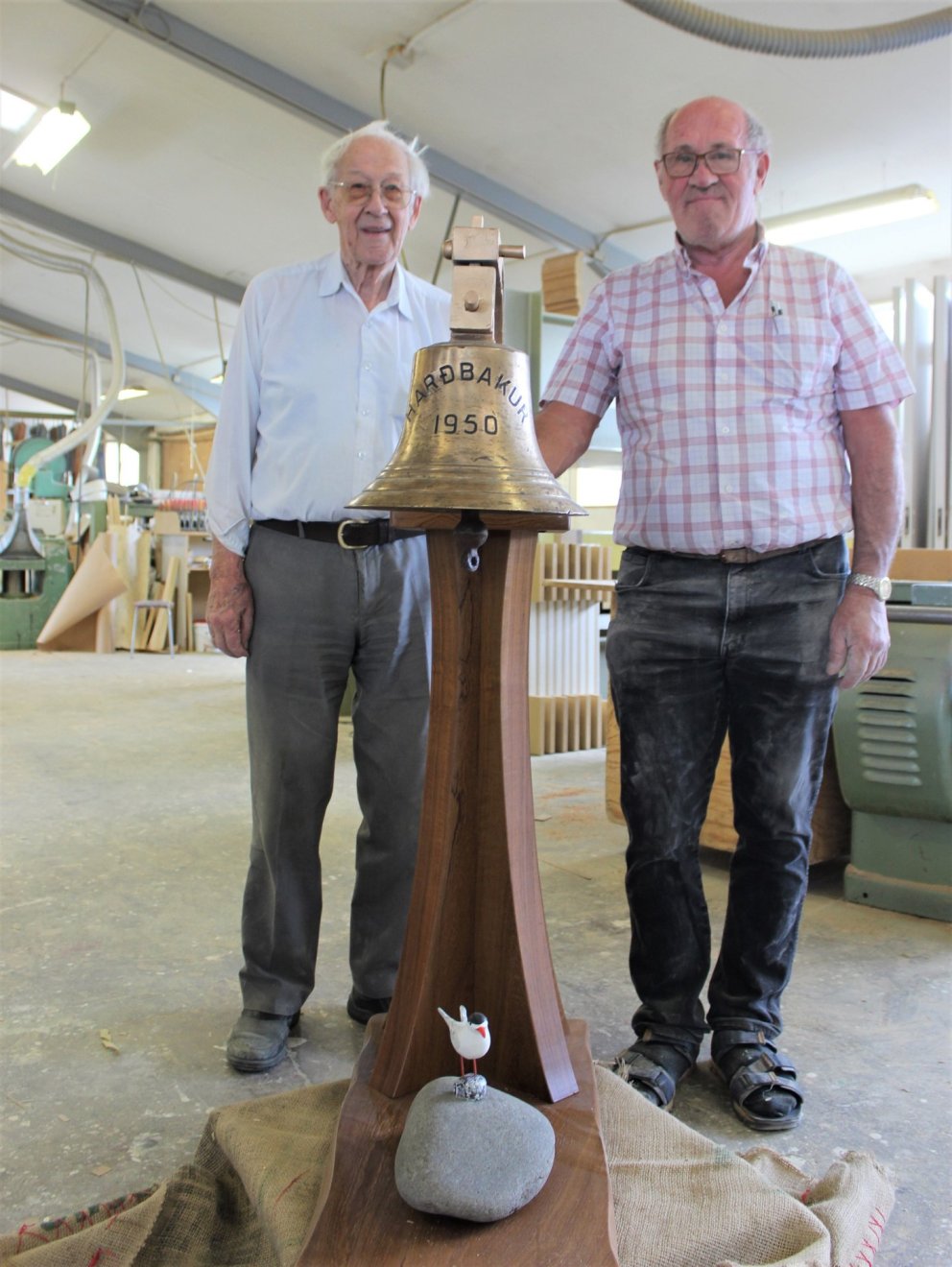 Valdimar Jóhannsson og Þengill Valdimarsson við listaverkið / myndir: samherji.is/einkasafn