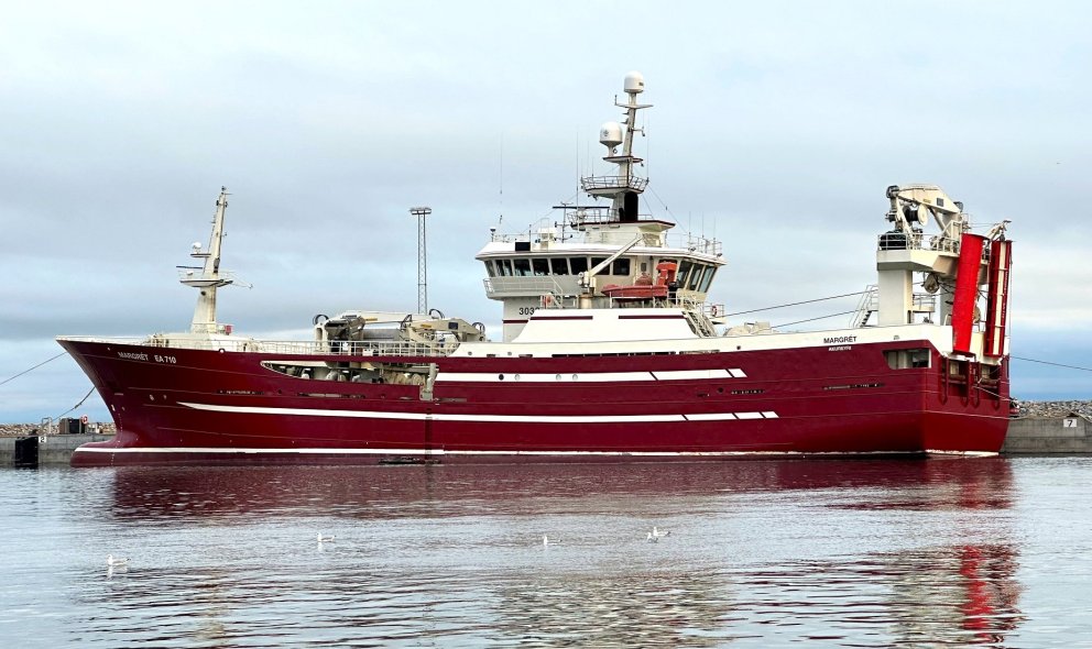 Margrét EA 710 nýmáluð í litum Samherja