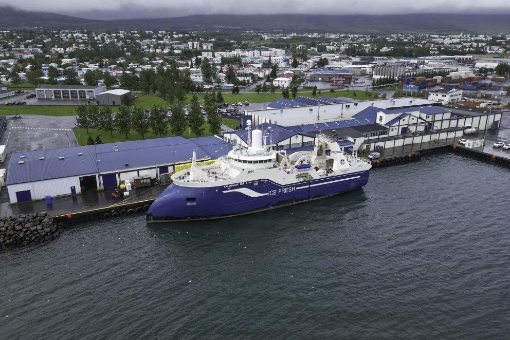 Kaldbakur EA 1 and Samherji's production plant in Akureyri / Photo: Hordur Geirsson