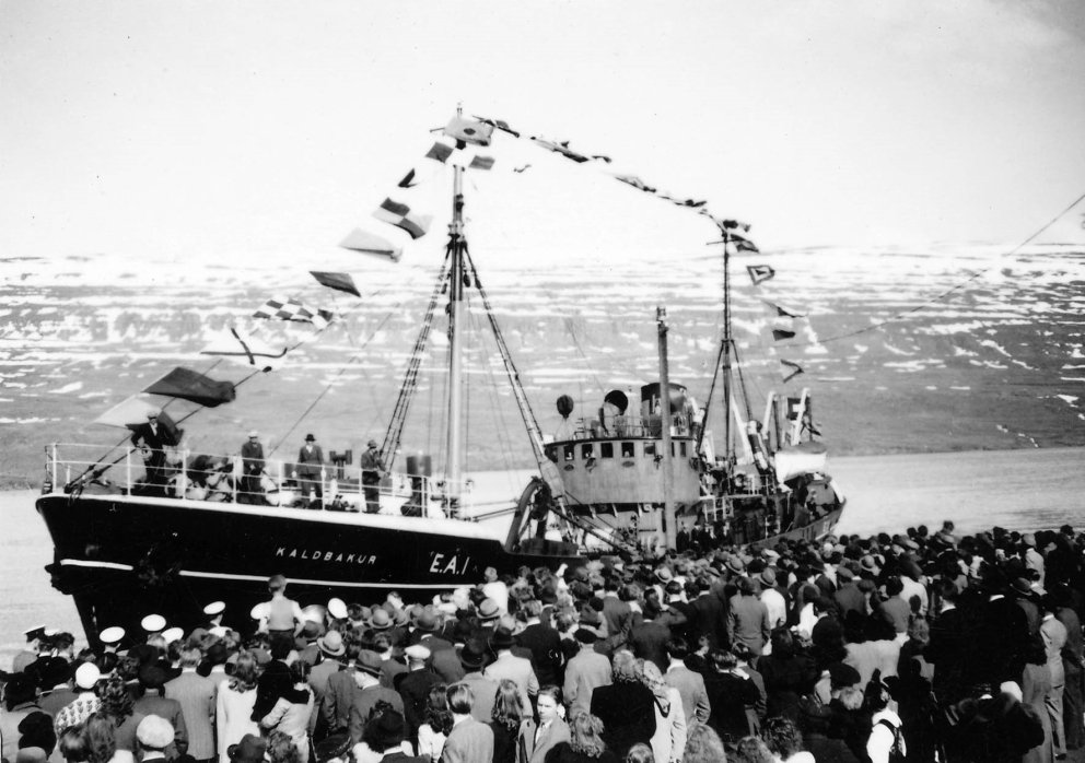 Fyrsti togari ÚA, Kaldbakur EA 1 kemur til heimahafnar 17. maí 1947. Togarinn var keyptur nýr frá Sh…