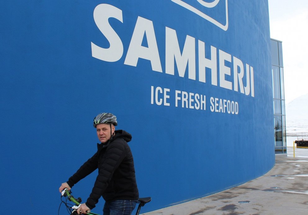 Atli Dagsson tæknistjóri Samherja á Dalvík hjólar í vinnuna/myndir samherji.is