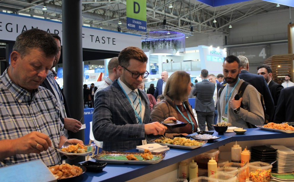 Gestir frá öllum heimshornum heimsækja bás Samherja og gæða sér á fiskréttum/myndir samherji.is