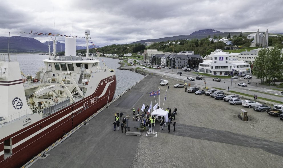 Björg EA 7 leggst að endurgerðri Torfunefsbryggju/ myndir Hörður Geirsson/samherji.is