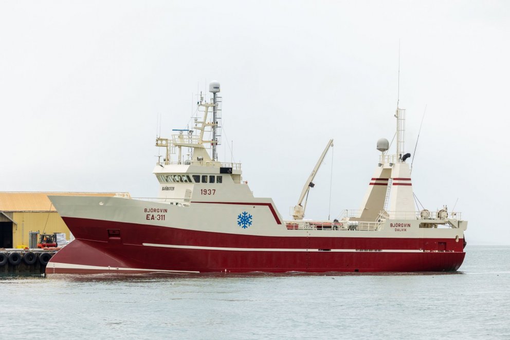 Björgvin EA 311 nýmálaður við Togarabryggjuna á Akureyri í morgun.