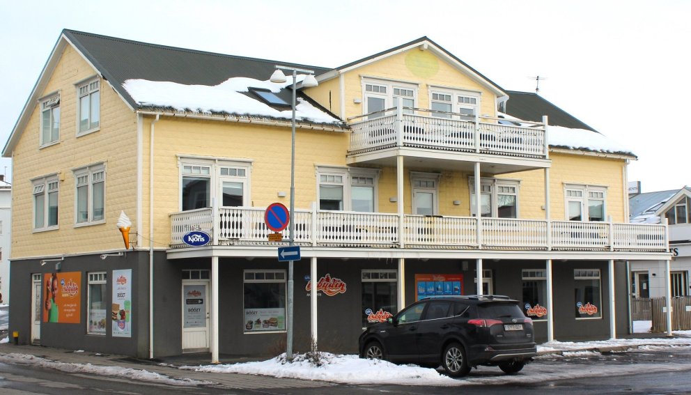 Fyrsta skrifstofa ÚA var í Túngötu, sem nú heitir Geislagata.Gengið var inn um dyrnar lengst til vin…
