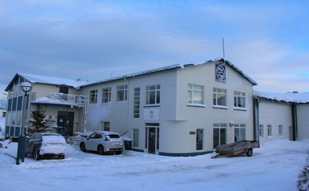 Í gamla fiskvinnsluhúsi Samherja á Dalvík eru skrifstofur framleiðenda þáttanna og þar er leikmunade…