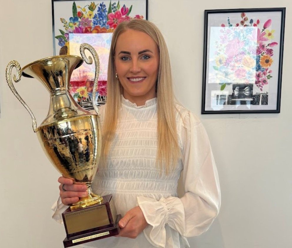 Guðbjörg Ósk Sveinsdóttir Íþróttamaður Dalvíkurbyggðar 2025 með bikarinn. Guðbjörg Ósk er gæðastjóri&hellip;