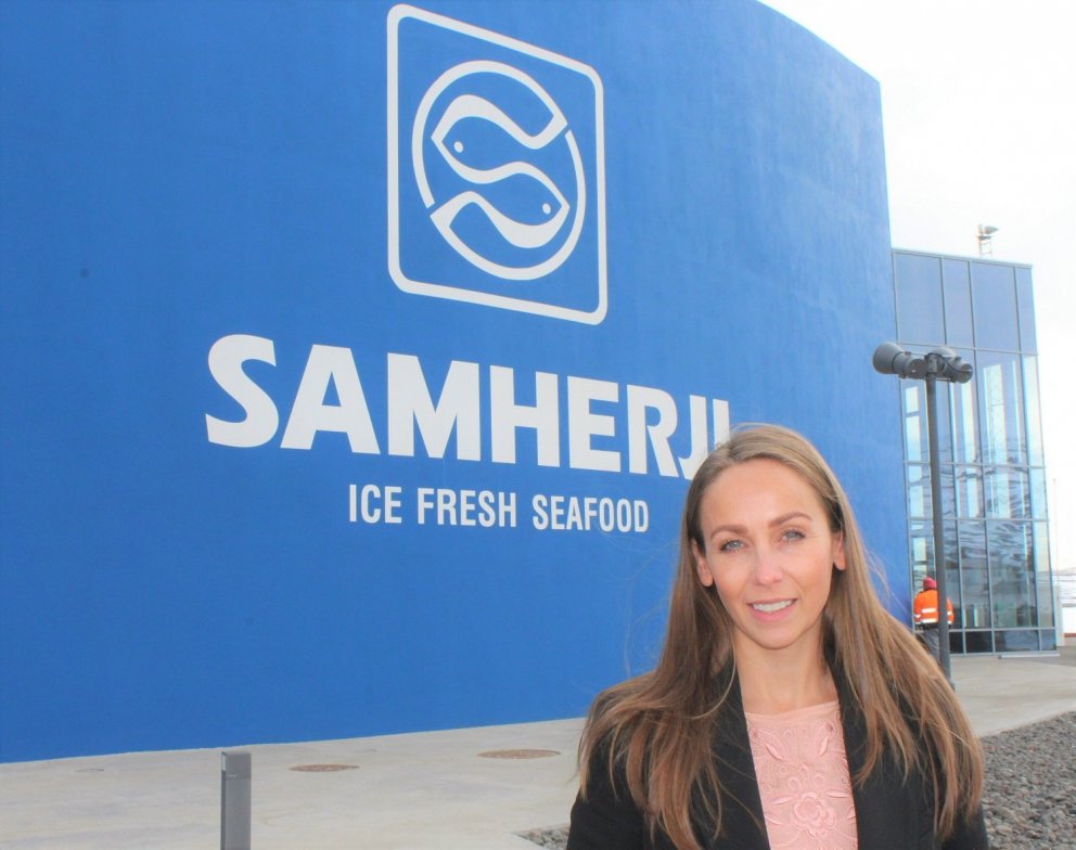Heiðrún Lind Marteinsdóttir við fiskvinnsluhús Samherja á Dalvík/myndir samherji.is