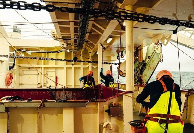 Unnið á dekki /mynd samherji.is