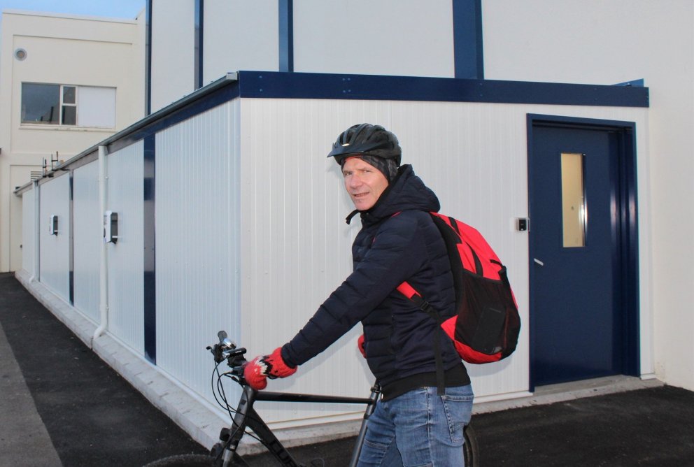 Eiríkur Kristján Aðalsteinsson við nýju reiðhjólageymsluna við ÚA/myndir samherji.is