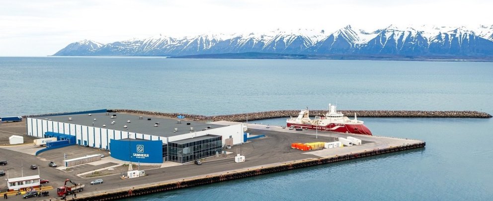Fiskvinnsluhús Samherja á Dalvík. Björgúlfur EA 312 er í höfn /myndir samherji.is