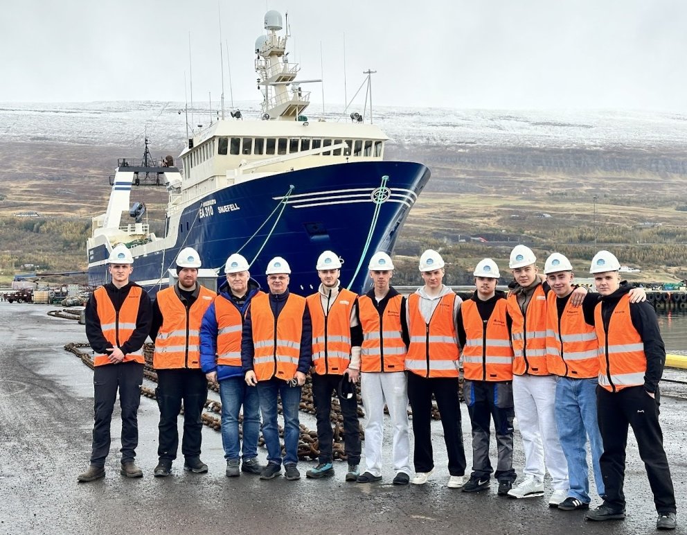 Nemendur í vélstjórn við Verkmenntaskólann á Akureyri ásamt kennurum. Frystitogarinn Snæfell EA í ba…