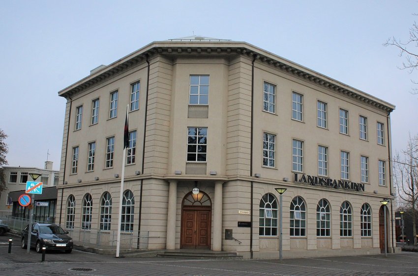 Landsbankahúsið setur mikinn og fallegan svip á Ráðhústorgið á Akureyri/myndir samherji.is