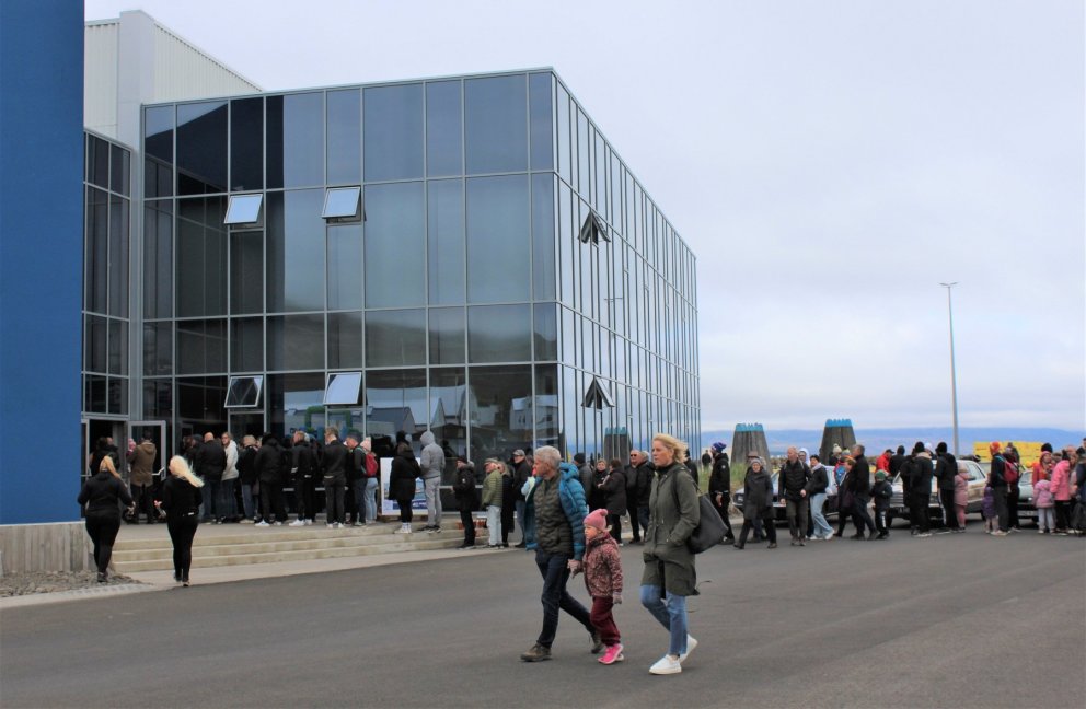 Stöðugur straumur fólks var í fiskvinnsluhúsið allan tímann sem opið var