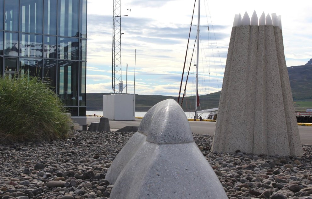 Landslag nær yfir þrjú beð við fiskvinnsluhúsið og samanstendur af þremur fjöllum, sjö steinum, klet…