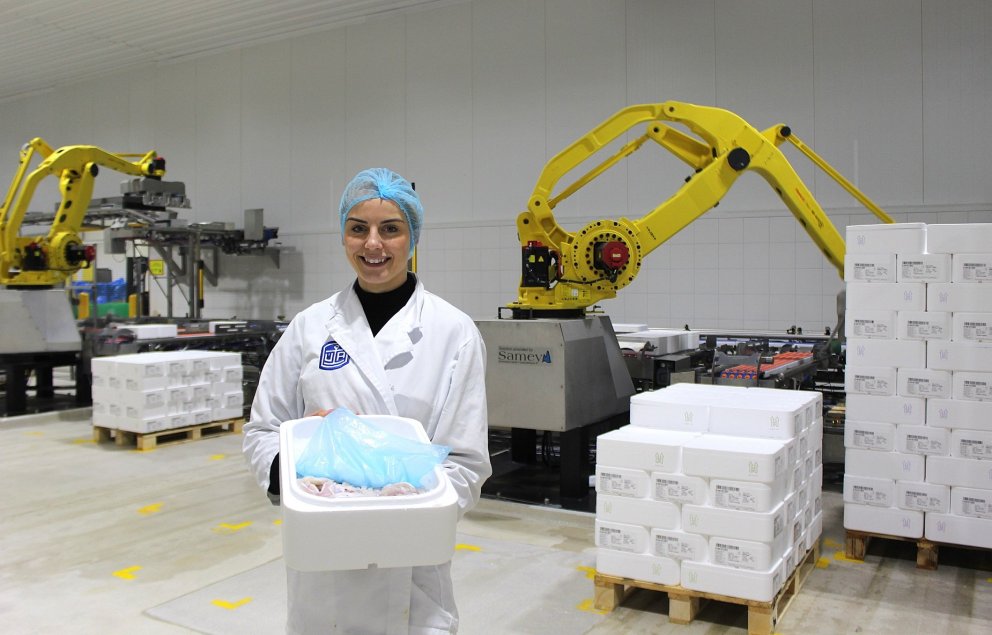 Sunneva Ósk Guðmundsdóttir með kassa af ferskum gellum/ myndir samherji.is/úr einkasafni