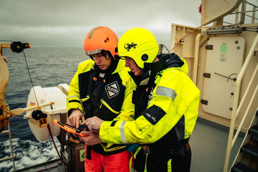 Einar Kristinn og Jóhann Pálsson Rist bátsmaður fara yfir öryggismálin/myndir/Björn Steinbekk/samher…