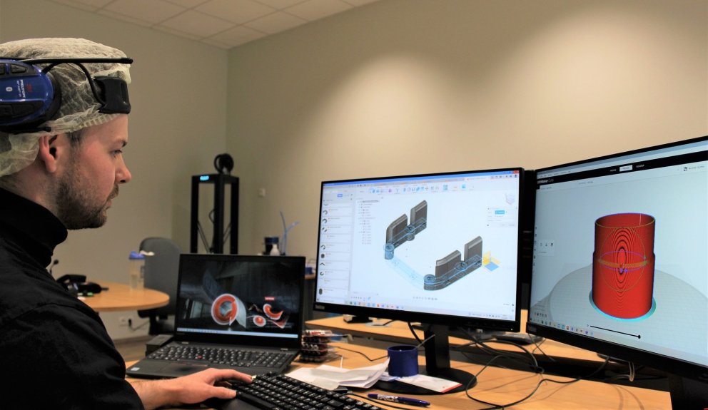 Jón Ingi Ólason yfirmaður viðhalds á Dalvík undirbýr að prenta út sogarminn í þrívíddarprentara/mynd…