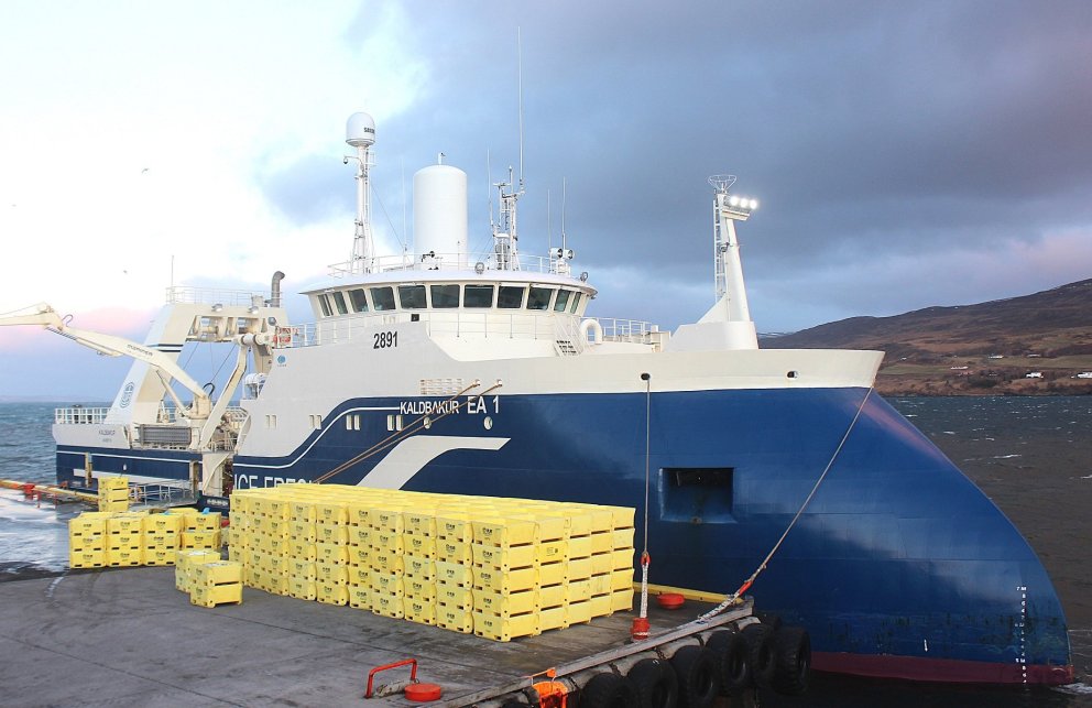 Kaldbakur EA 1 við bryggju á Akureyri á gamlársdag, löndun að hefjast. Kaldbakur var aflahæsti ísfis&hellip;
