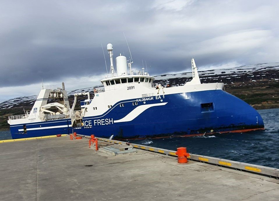 Kaldbakur EA lagðist að Togarabryggjunni á Akureyri síðdegis í gær og hélt nokkrum klukkustundum síð…