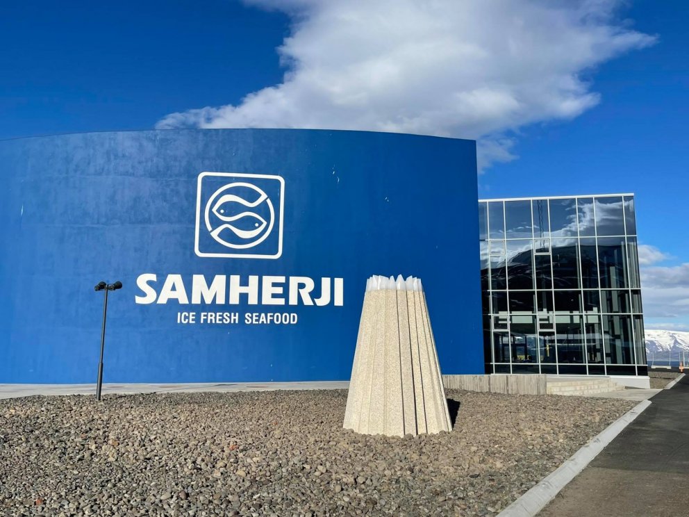 Listaverkið Hvítserkur við fiskvinnsluhús Samherja á Dalvík.
Mynd: Guðný Sigríður Ólafsdóttir