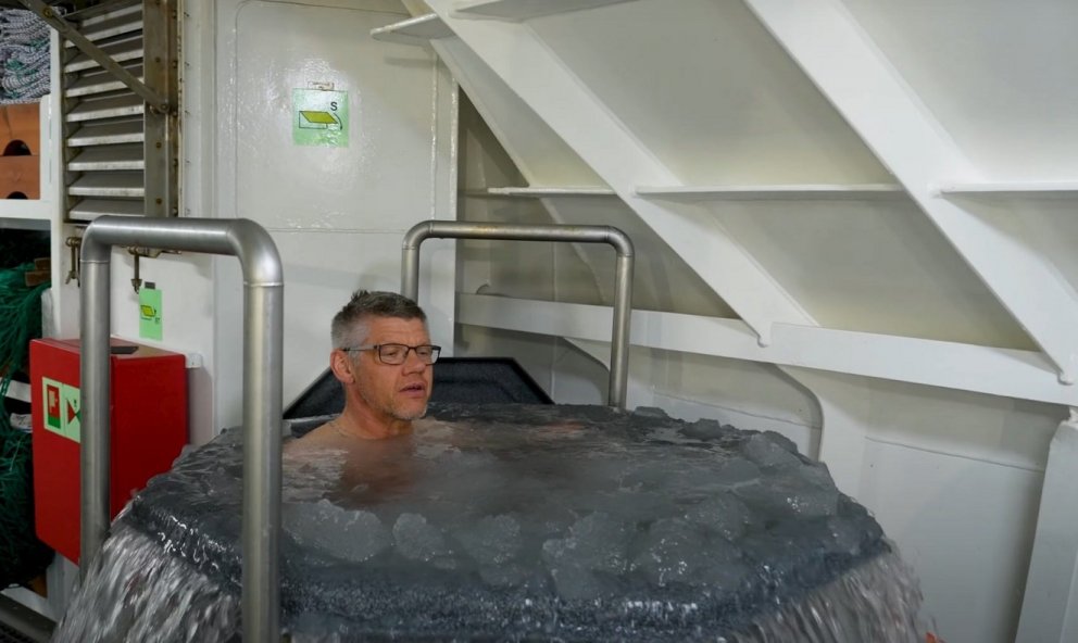 Magnús Sævarsson kokkur á Björgu EA 7 í ísköldum pottinum / myndir samherji.is/björn Steinbekk