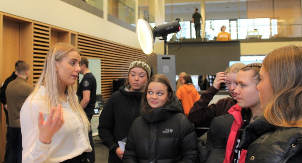 Sunneva Ósk Guðmundsdóttir framleiðslustjóri landvinnslu ÚA ræðir við áhugasama gesti á bás Samherja…