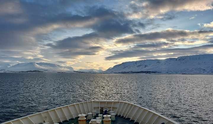 Sigling inn Eyjafjörðinn. Öxna- og Hörgárdalur framundan, Blátindur á bakborða og Auðbrekkufjall á s…