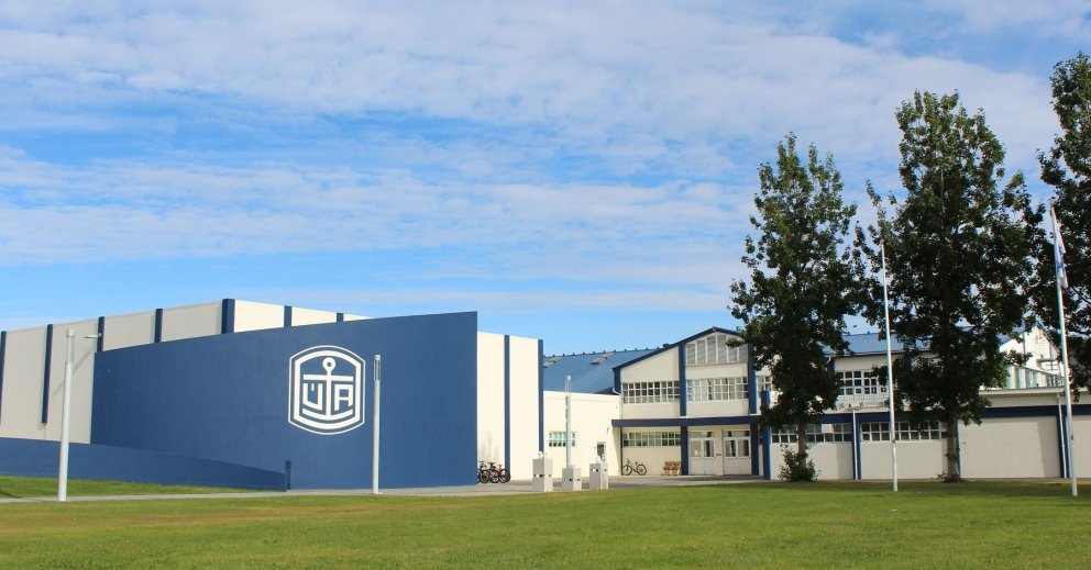 Vinnsluhús Útgerðarfélags Akureyringa. Firmamerki ÚA er áberandi / myndir: samherji.is/myndir í bóki…