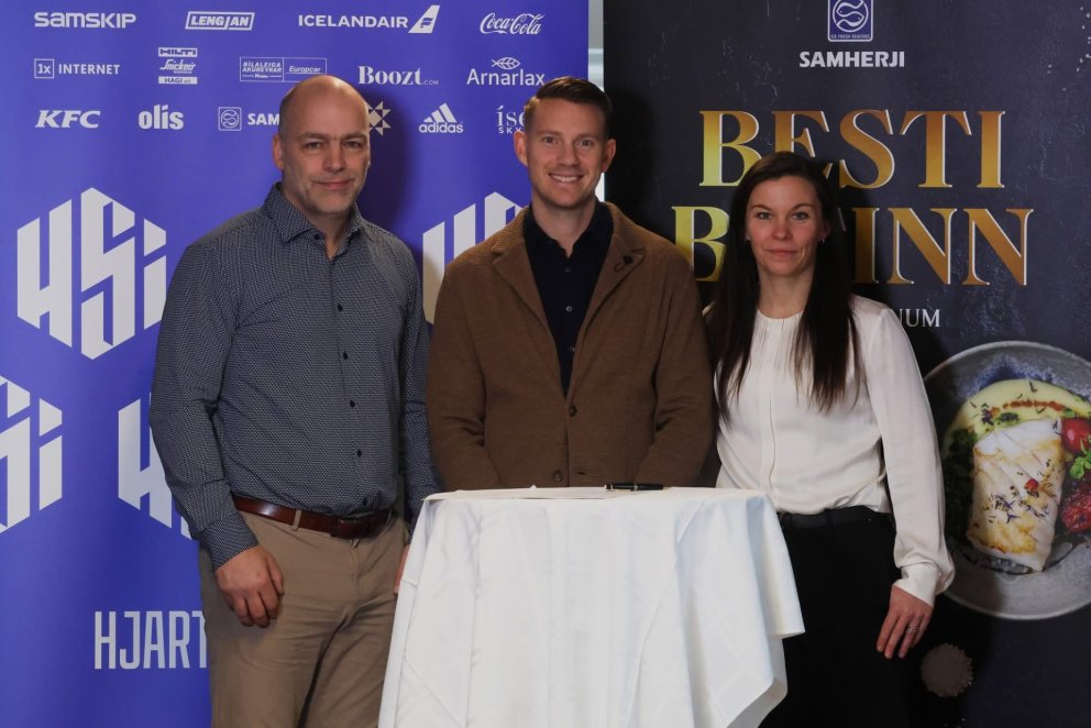 Frá undirritun samningsins. Frá vinstri: Jón Halldórsson, formaður HSÍ, Baldvin Þorsteinsson, forstj…