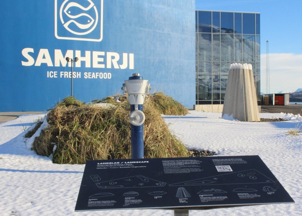 Upplýsingaskiltið er á áberandi stað / myndir samherji.is