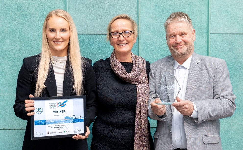 Frá afheningu verðlaunanna: Fv.: Guðbjörg Ósk Sveinsdóttir gæðastjóri Samherja, Marianne Rasmussen-C…