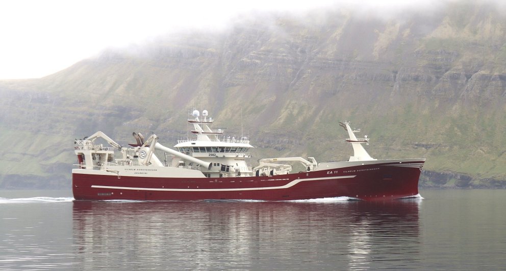 Vilhelm Þorsteinsson EA 11 á siglingu inn Norðfjörð í blíðskaparveðri/ myndir: Hákon Ernuson