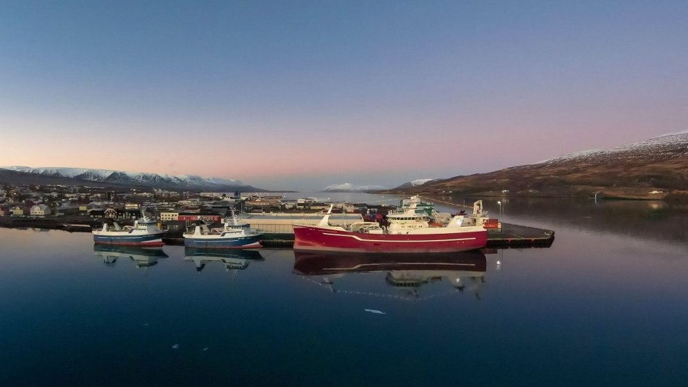 Vilhelm Þorsteinsson EA ljóslum prýddur í aðventustillunni /mynd Þórhallur Jónsson