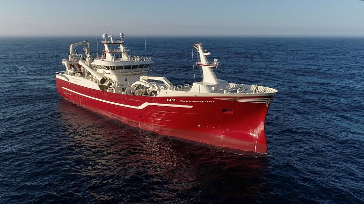 Vilhelm Þorsteinsson EA er kominn í íslenska lögsögu