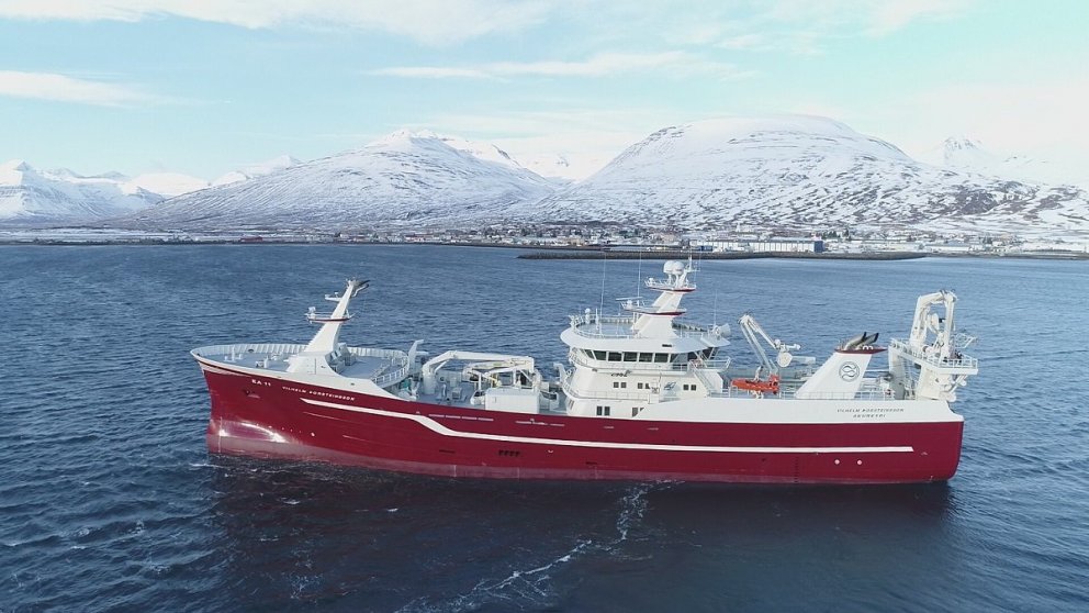 Vilhelm Þorsteinsson EA 11 með Dalvík í baksýn.
Mynd: Haukur Arnar Gunnarsson